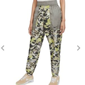 Nike Women's Sportswear Easy Woven Camo Pants S (Cargo Khaki)